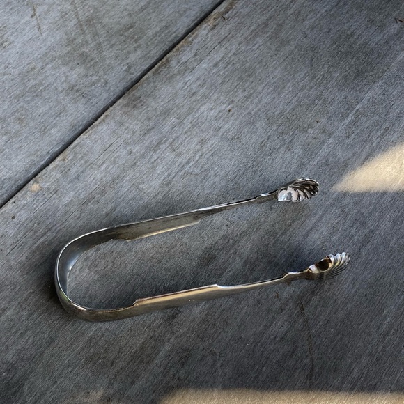 Vintage | English Sugar Tongs with Shell Design - Picture 10 of 13